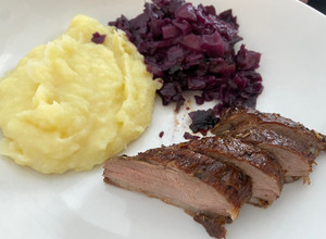 Sült kacsamell, krumplipürével és párolt lilakáposztával recept fotója