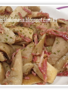 Una foto de Setas al ajillo con jamón