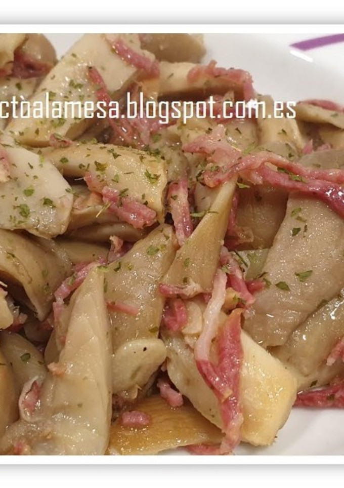 Una foto de Setas al ajillo con jamón