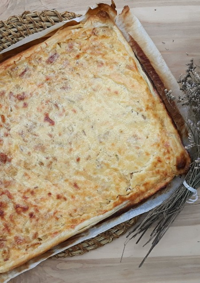 Una foto de Quiche de cebolla y bacon