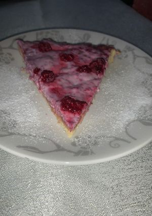 Una foto de Kuchen de crema con frambuesa