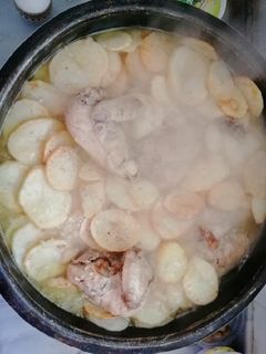 صورة لوصفة صينيه البطاطا مع الدجاج والثوم