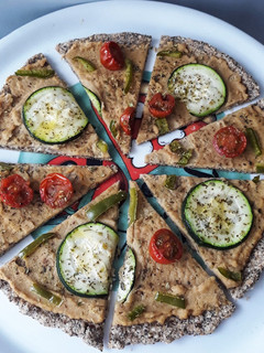 Una foto de 🌱🍕Pizza de avena y semillas con hummus 🍕🌱