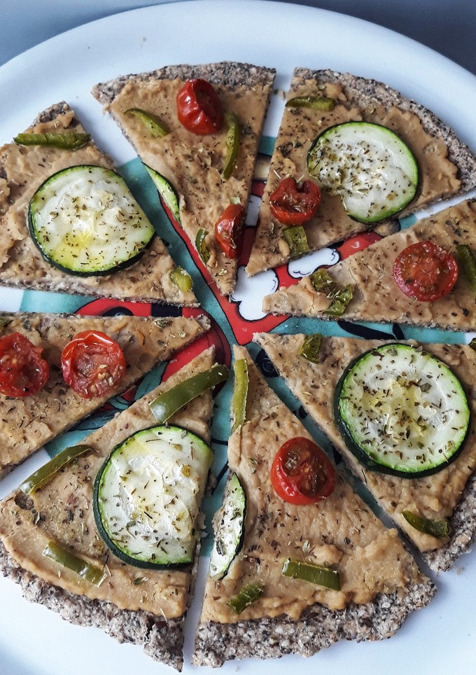 Una foto de 🌱🍕Pizza de avena y semillas con hummus 🍕🌱