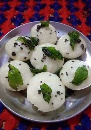 A picture of Jhatpat Rava Idli.