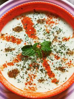 बथुए का रायता (Bathue ka Raita recipe in hindi) रेसिपी मुख्य फोटो
