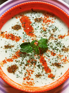 बथुए का रायता (Bathue ka Raita recipe in hindi) रेसिपी मुख्य फोटो