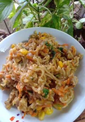 चिकन मॅगी नूडल्स (chicken maggi noodles recipe in marathi) रेसिपी चे मुख्य फोटो 