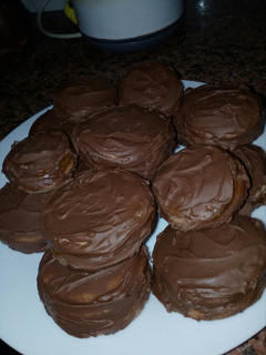 Una foto de Alfajores de chocolate, con naranja y relleno de dulce de leche