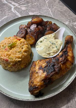 Une photo de Alloco accompagné de riz et de poulet