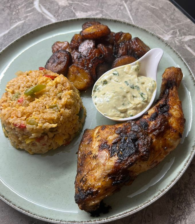 Une photo de Alloco accompagné de riz et de poulet