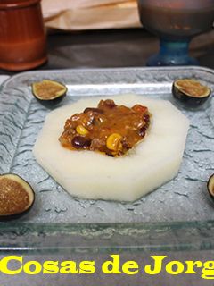 Una foto de Melón con judías negras de lata e higos