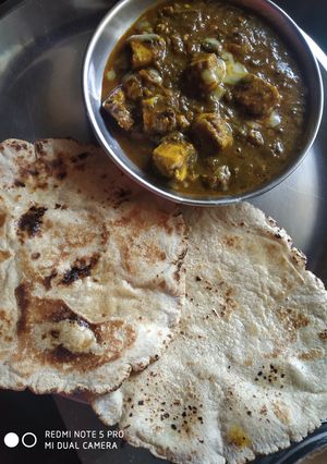 पालक पनीर और ज्वार की रोटी रेसिपी मुख्य फोटो