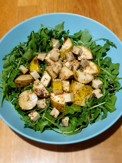 Una foto de Ensalada de rúcula, pera y queso