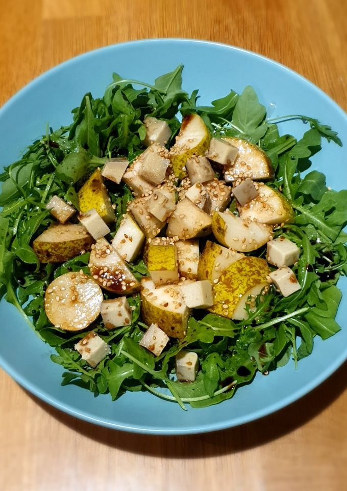 Una foto de Ensalada de rúcula, pera y queso