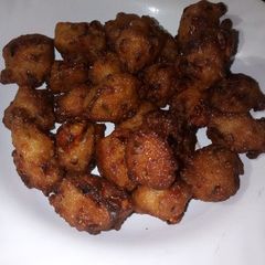 A picture of Suji pakode.