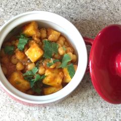 A picture of Chick peas and paneer curry.