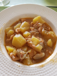 Una foto de Calamares encebollados con patata & semillas hinojo