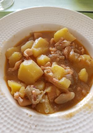 Una foto de Calamares encebollados con patata & semillas hinojo
