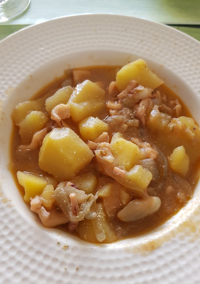 Una foto de Calamares encebollados con patata & semillas hinojo