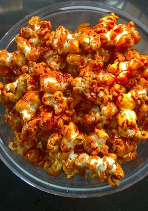 कैरेमल पॉपकॉर्न (caramel popcorn recipe in Hindi) रेसिपी मुख्य फोटो