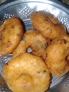 மொறு மொறு உளுந்து வடை (Ulunthu vadai recipe in tamil) செய்முறை முக்கிய புகைப்படம்