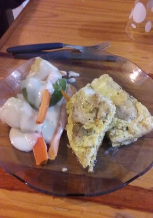 Una foto de Lo llamó soufle de merluza con verduras y salsa Blanca
