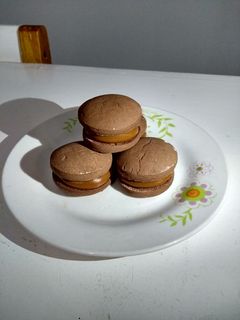 Una foto de Alfajores de maicena de chocolate, veganos, sin azúcar, sin tacc