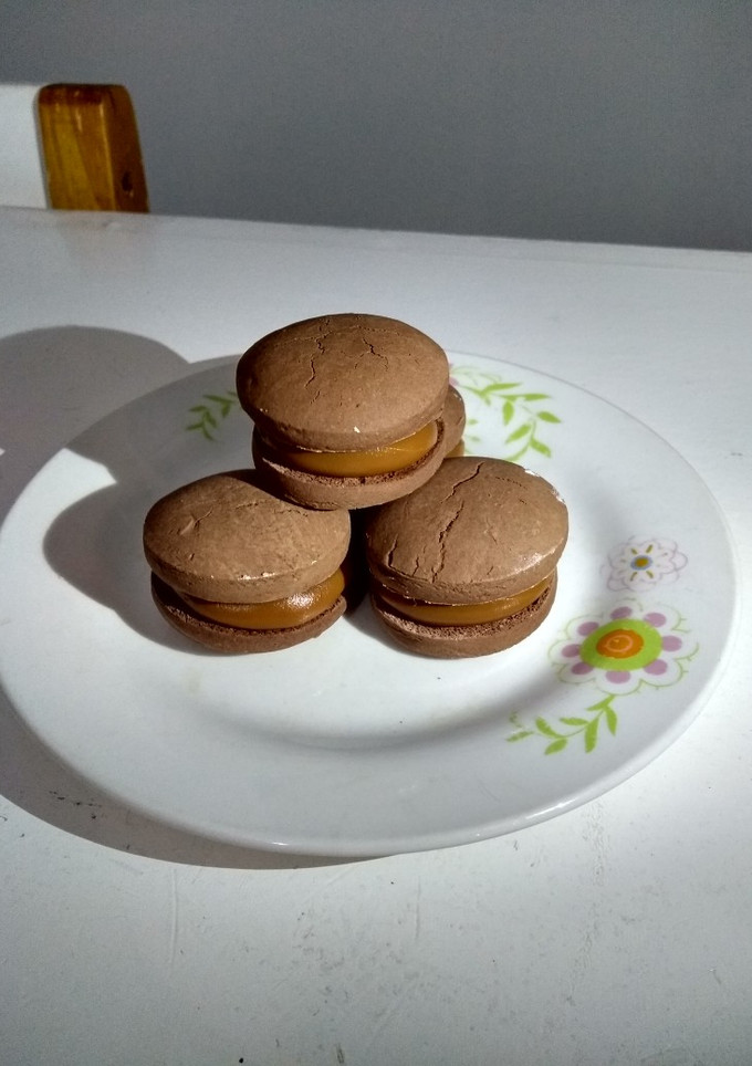 Una foto de Alfajores de maicena de chocolate, veganos, sin azúcar, sin tacc