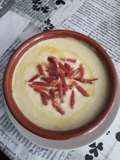 Una foto de Crema de ajo puerro con virutas de jamón