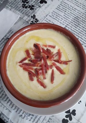 Una foto de Crema de ajo puerro con virutas de jamón