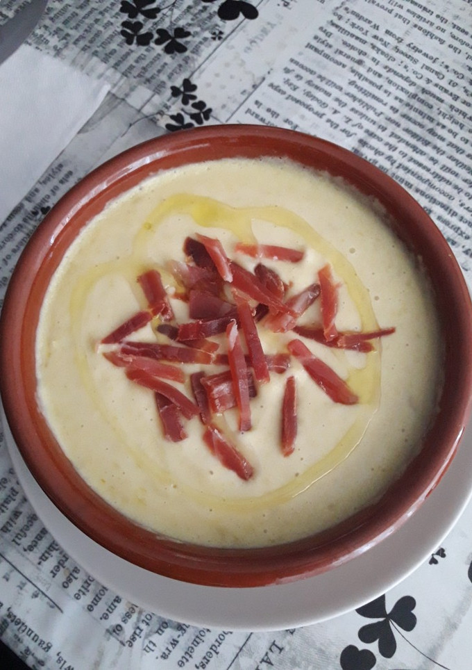 Una foto de Crema de ajo puerro con virutas de jamón