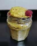 Mug cake de pistache con frambuesas