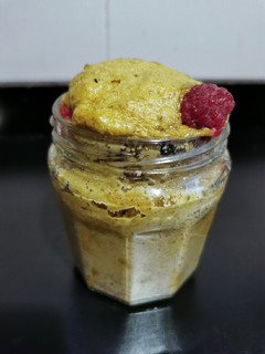 Una foto de Mug cake de pistache con frambuesas