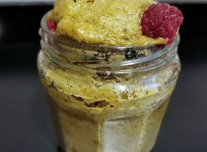 Una foto de Mug cake de pistache con frambuesas