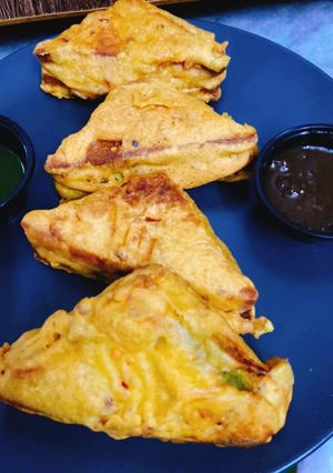 A picture of Stuffed bread pokora.