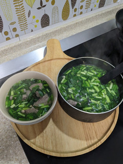 運動後的宵夜~~快速豬肝韭菜湯 的食譜成品照片
