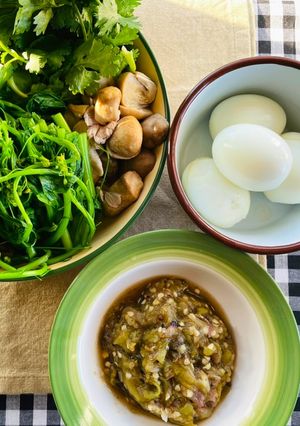 รูปของ น้ำพริกหนุ่ม🌶️🧄ผักลวก🥬🥦กับไข่ต้ม🥚