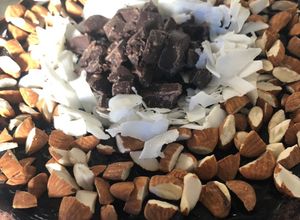 Una foto de Torta Brownie con chocolate coco y almendras.... para quedar genial si te invitan a tomar el te!!