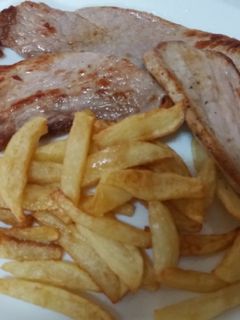 Una foto de Filete de jamón con patatas fritas