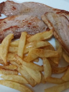 Una foto de Filete de jamón con patatas fritas