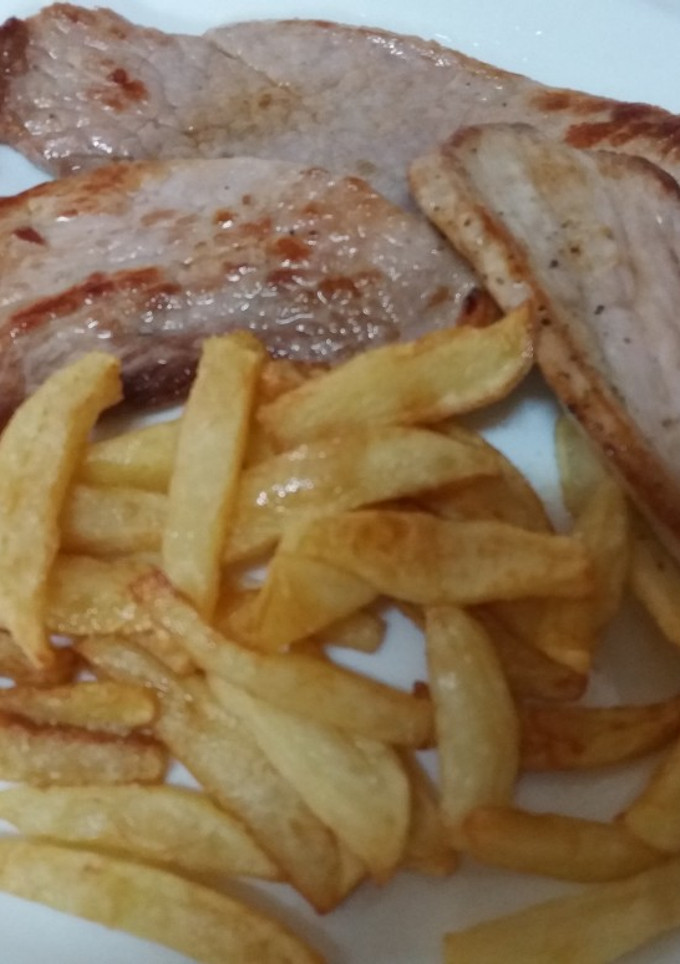 Una foto de Filete de jamón con patatas fritas