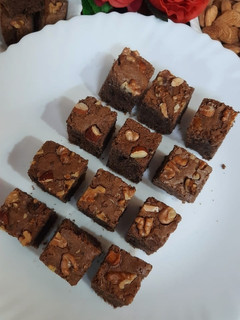 चॉकलेट वॉलनट ब्राउनी Chocolate Walnut Brownie(recipe in Hindi) रेसिपी मुख्य फोटो