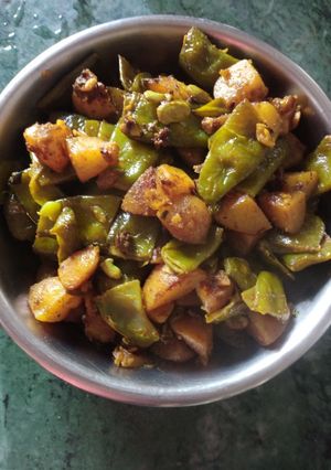 सेम आलू की सूखी सब्जी(same aloo ki sabzi recipe in hindi) रेसिपी मुख्य फोटो
