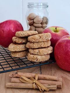 Una foto de Galletas saludables y veganas de almendra, manzana y canela 🌱 sin azúcares ni edulcorantes