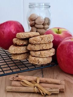 Una foto de Galletas saludables y veganas de almendra, manzana y canela 🌱 sin azúcares ni edulcorantes