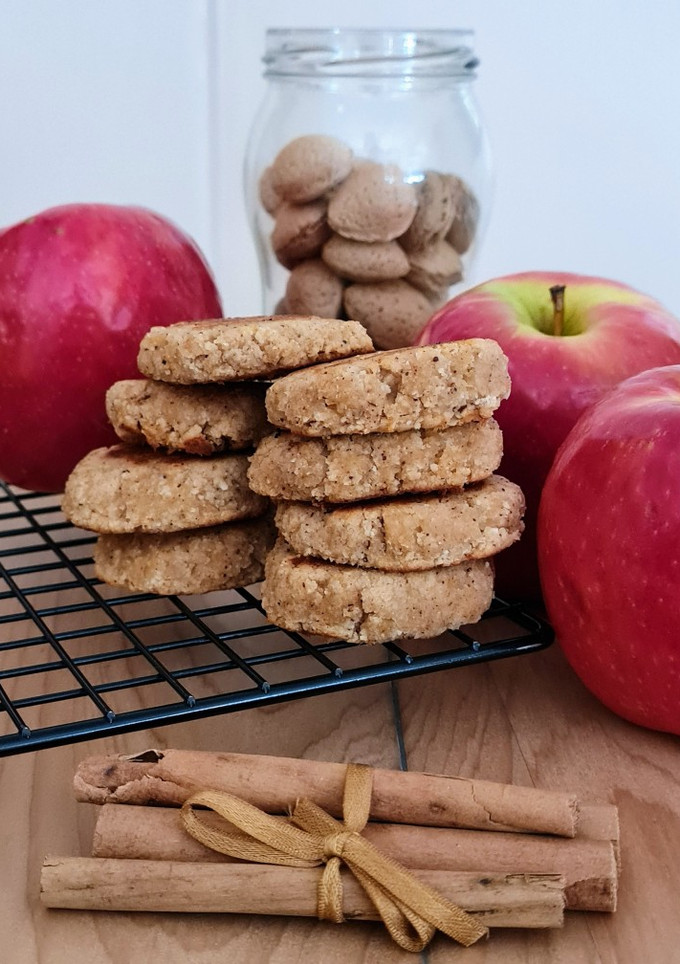 Una foto de Galletas saludables y veganas de almendra, manzana y canela 🌱 sin azúcares ni edulcorantes