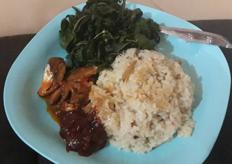 Bagaimana Menyiapkan Nasi liwet sederhana (rice cooker) yang Enak Banget