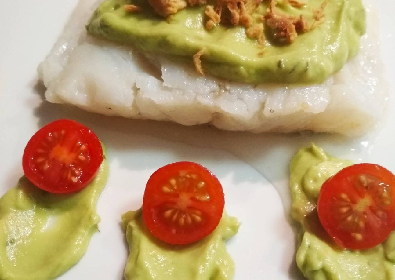 Bacalao fresco a la plancha con crema de aguacate
