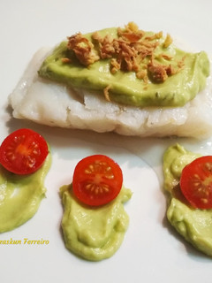 Una foto de Bacalao fresco a la plancha con crema de aguacate